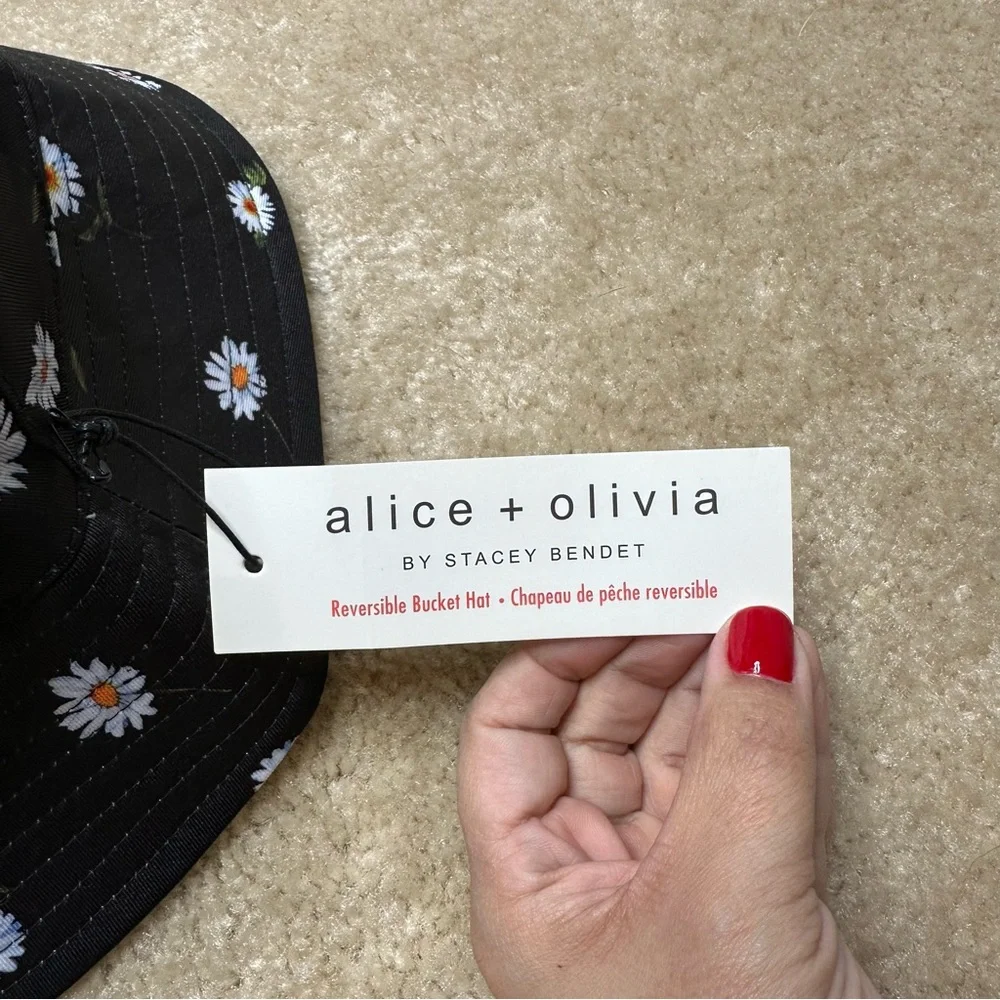 NWT Alice + Olivia Reversible Bucket Hat in Black Daisy Print / White